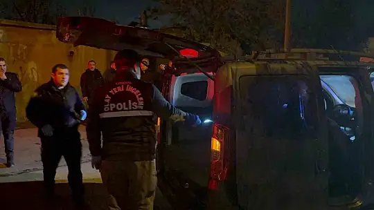 Kayseri'de ekipler 1 saat arayla yaşanan farklı olaylarda bıçakla yaralanan 2 şahsı araçta buldu