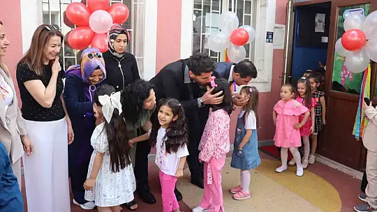 Kayseri'de eş zamanlı bayramlaşma programı: 100 bin öğrenci aynı anda bayramlaştı