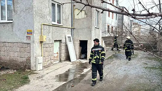 Kayseri'de ev yangını: 2 kişi dumandan etkilendi