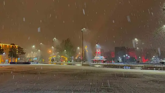 Kayseri'de gece saatlerinde başlayan kar yağışı kenti beyaza bürüdü