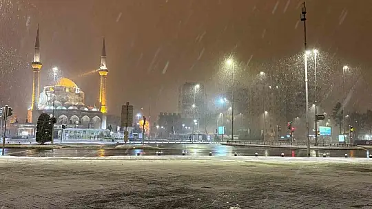 Kayseri'de gece saatlerinde başlayan kar yağışı kenti beyaza bürüdü