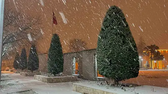Kayseri'de gece saatlerinde başlayan kar yağışı kenti beyaza bürüdü