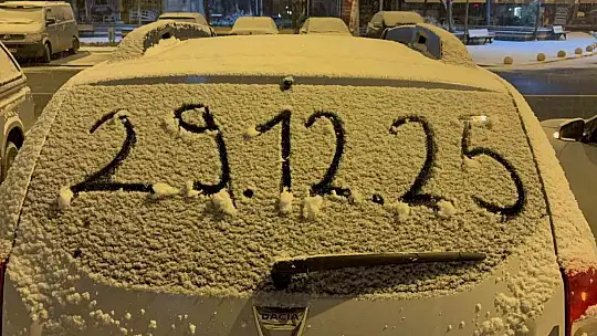 Kayseri'de gece saatlerinde başlayan kar yağışı kenti beyaza bürüdü