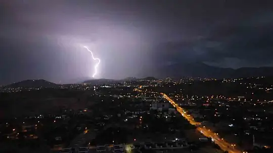 Kayseri'de geceyi şimşekler aydınlattı
