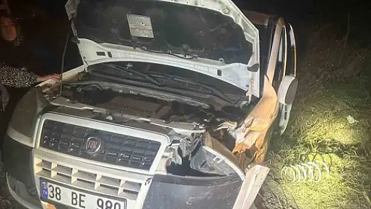 Kayseri'de hafif ticari araçla otomobil kafa kafaya çarpıştı: 2 yaralı