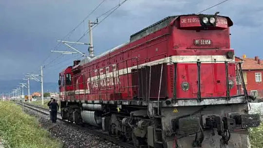 Kayseri'de hafriyat kamyonu ile lokomotif çarpıştı: 2 yaralı