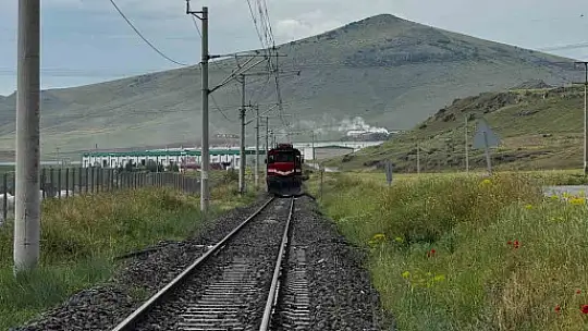 Kayseri'de hafriyat kamyonu ile lokomotif çarpıştı: 2 yaralı