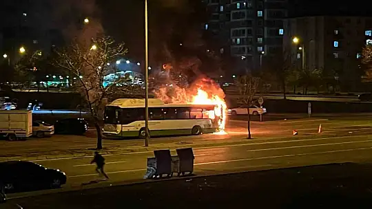 Kayseri'de halk otobüsü alev aldı