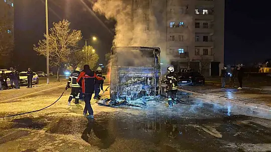 Kayseri'de halk otobüsü alev aldı