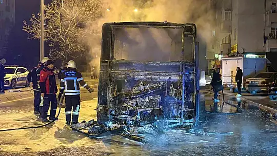 Kayseri'de halk otobüsü alev aldı