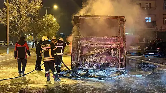 Kayseri'de halk otobüsü alev aldı