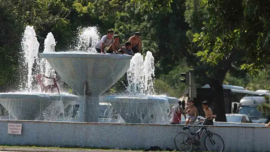 Kayseri'de hava sıcaklığı 40'ı aştı, vatandaş serinlemenin yollarını aradı