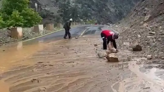 Kayseri'de heyelan nedeniyle yolda mahsur kalan araçlar kurtarıldı