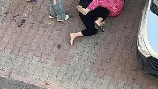 Kayseri'de iki kadının saç başa kavgası kamerada