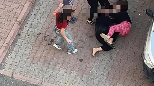 Kayseri'de iki kadının saç başa kavgası kamerada