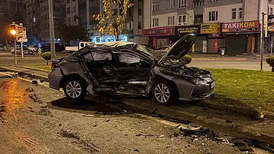 Kayseri'de iki otomobil çarpıştı: 1'i ağır 3 yaralı