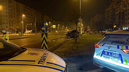 Kayseri'de iki otomobil çarpıştı: 1'i ağır 3 yaralı