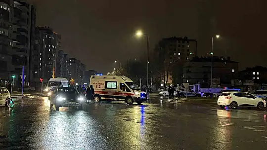 Kayseri'de iki otomobil çarpıştı: Tofaş kağıt gibi ezildi