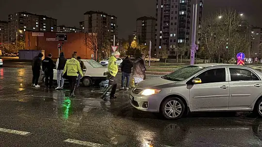 Kayseri'de iki otomobil çarpıştı: Tofaş kağıt gibi ezildi