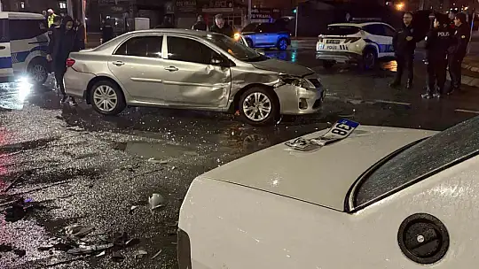 Kayseri'de iki otomobil çarpıştı: Tofaş kağıt gibi ezildi