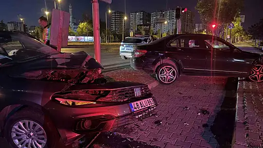 Kayseri'de iki otomobil çarpıştı: 1 yaralı