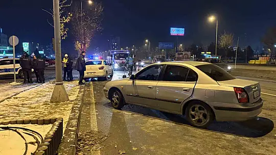 Kayseri'de iki otomobilin çarpıştığı kazada 3 kişi yaralandı