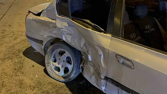 Kayseri'de iki otomobilin çarpıştığı kazada 3 kişi yaralandı