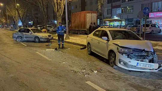 Kayseri'de iki otomobilin çarpıştığı kazada 3 kişi yaralandı