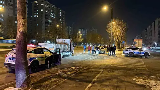 Kayseri'de iki otomobilin çarpıştığı kazada 3 kişi yaralandı