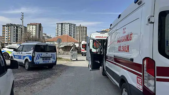 Kayseri'de iki servis aracının çarpıştığı kaza anı güvenlik kamerasında