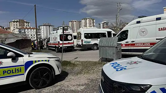 Kayseri'de iki servis aracının çarpıştığı kaza anı güvenlik kamerasında