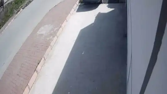 Kayseri'de iki servis aracının çarpıştığı kaza anı güvenlik kamerasında