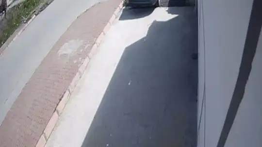 Kayseri'de iki servis aracının çarpıştığı kaza anı güvenlik kamerasında