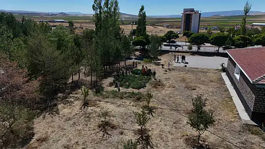 Kayseri'de ilkokul öğrencileri meyve bahçelerinde üretim yapıyor
