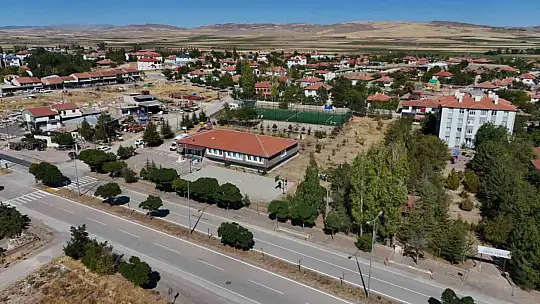 Kayseri'de ilkokul öğrencileri meyve bahçelerinde üretim yapıyor