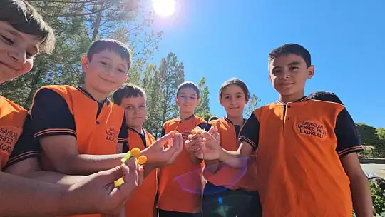 Kayseri'de ilkokul öğrencileri meyve bahçelerinde üretim yapıyor