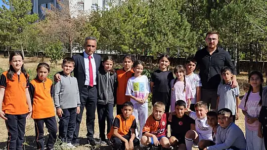 Kayseri'de ilkokul öğrencileri meyve bahçelerinde üretim yapıyor