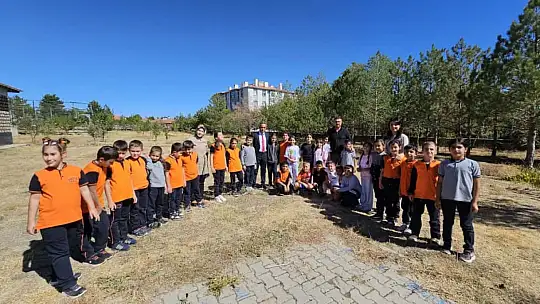 Kayseri'de ilkokul öğrencileri meyve bahçelerinde üretim yapıyor