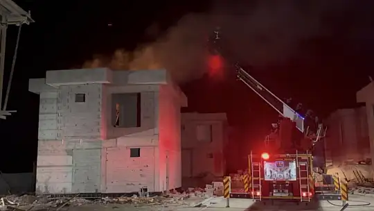 Kayseri'de inşaat halindeki villanın çatı kısmında çıkan yangın söndürüldü