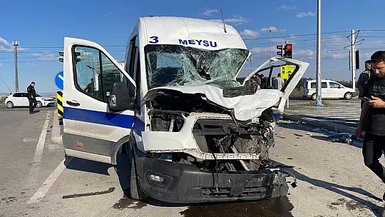 Kayseri'de işçi servisi ile kamyon çarpıştı: 8 yaralı