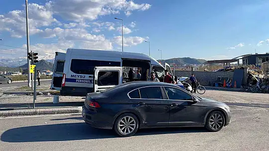 Kayseri'de işçi servisi ile kamyon çarpıştı: 8 yaralı
