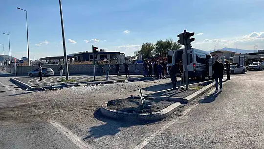 Kayseri'de işçi servisi ile kamyon çarpıştı: 8 yaralı