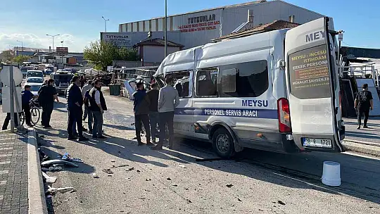 Kayseri'de işçi servisi ile kamyon çarpıştı: 8 yaralı