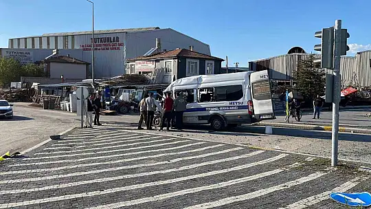 Kayseri'de işçi servisi ile kamyon çarpıştı: 8 yaralı