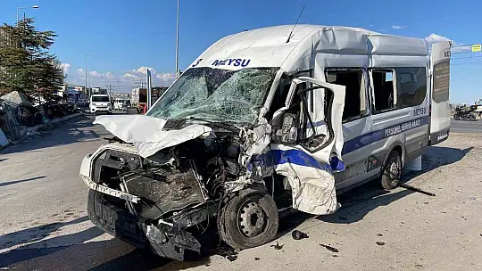 Kayseri'de işçi servisi ile kamyon çarpıştı: 8 yaralı