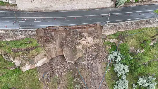 Kayseri'de istinat duvarı çöktü, bir ev zarar gördü