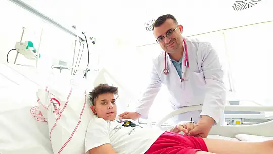 Kayseri'de kamyonun çarptığı çocuk, palyatif servisinde sevgiyle iyileşiyor