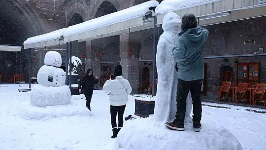 Kayseri'de kar, sanatçıların ellerinde Mimar Sinan'a dönüştü