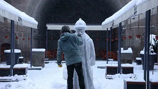 Kayseri'de kar, sanatçıların ellerinde Mimar Sinan'a dönüştü