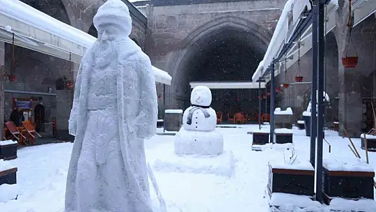 Kayseri'de kar, sanatçıların ellerinde Mimar Sinan'a dönüştü